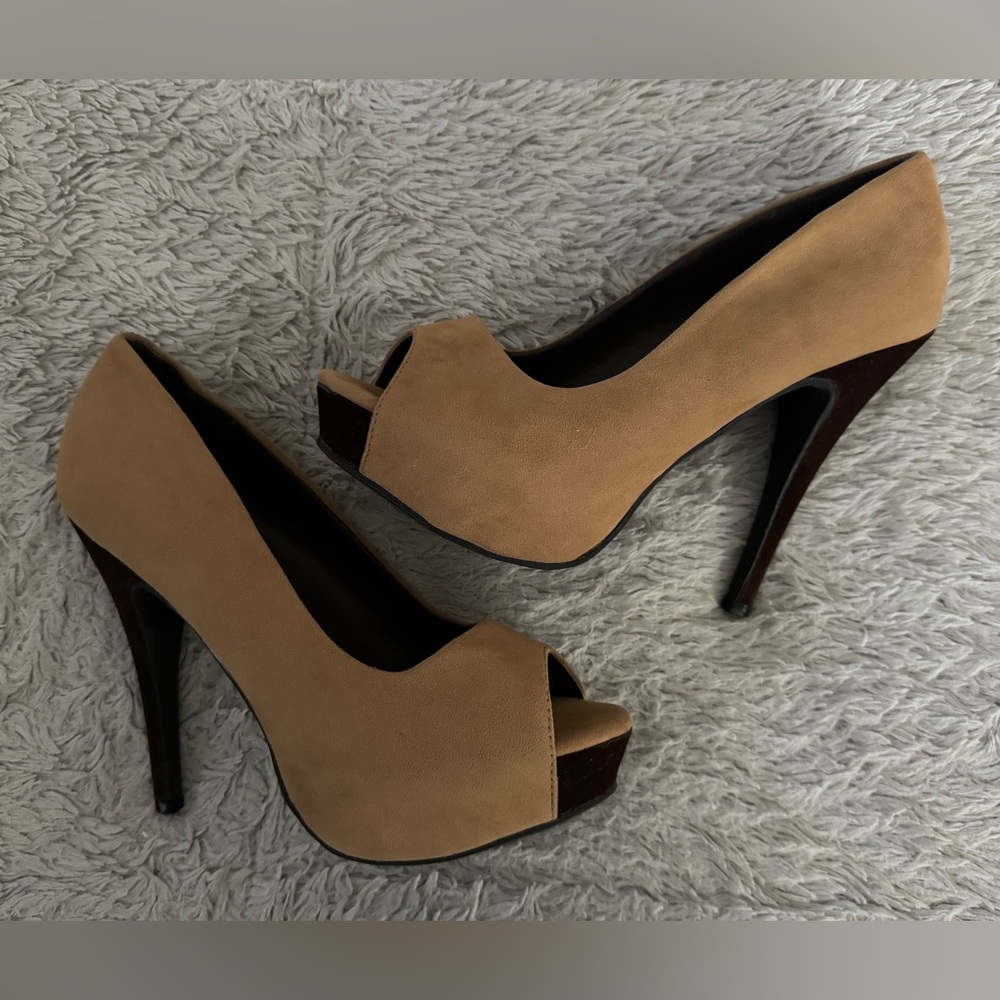De Blossom Collection Tan Stiletto Heels w/ Brown Velvet Toes and Heels